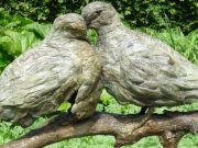 Caldo-innig is een bronzen beeld van twee tortelduiven | bronzen beelden en tuinbeelden, figurative bronze sculptures van Jeanette Jansen |